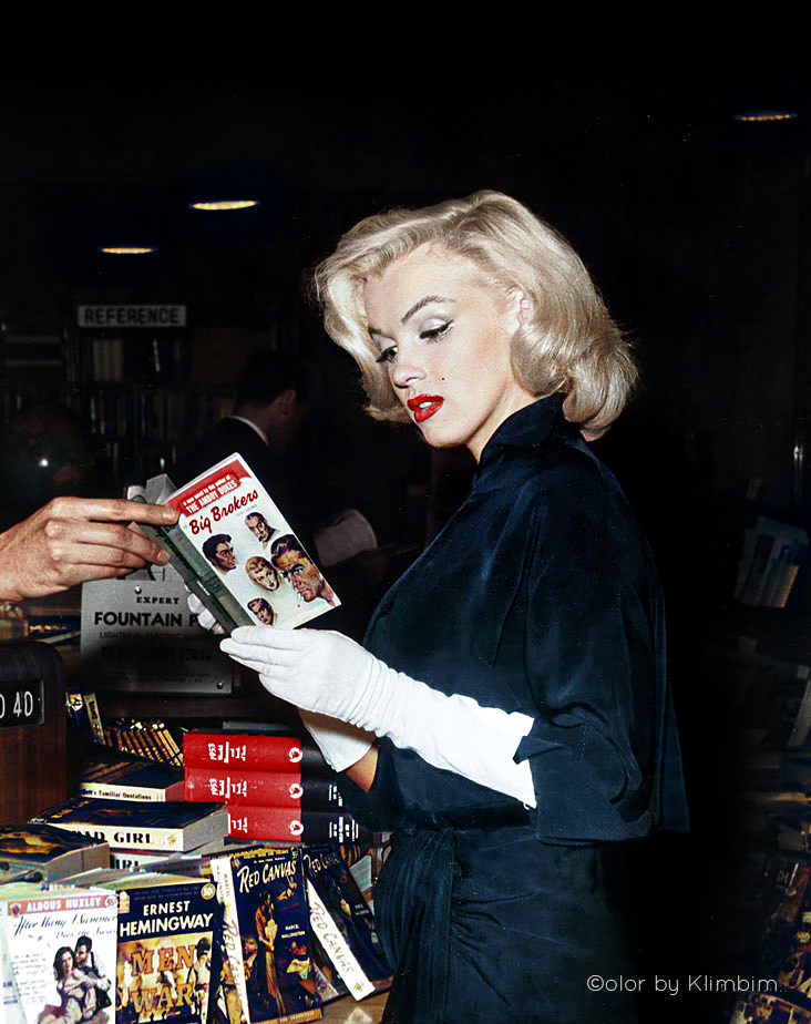 marilyn_monroe_photographed_by_andre_de_dienes_in_a_bookstore_on_sunset_boulevard_1953.jpg